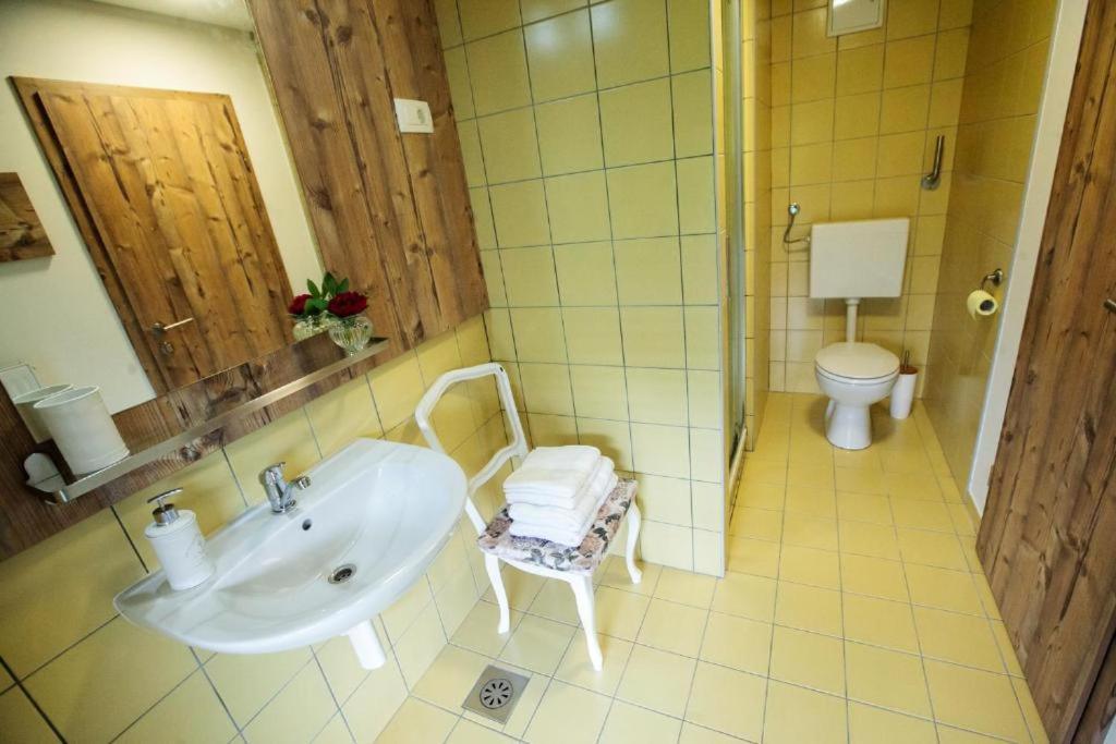 Hisa Poljana Rooms Prevalje Exteriör bild